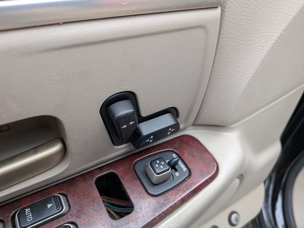 Used 2005 Lincoln Town Car Signature image 31