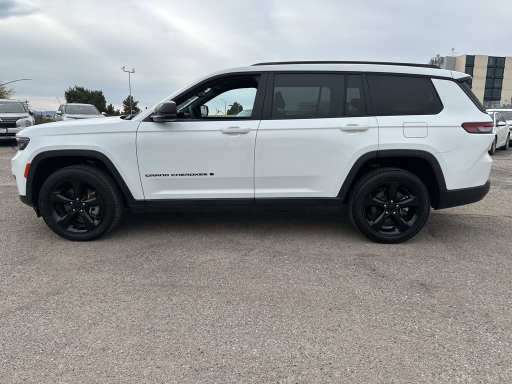 Used 2023 Jeep Grand Cherokee L Laredo image 4