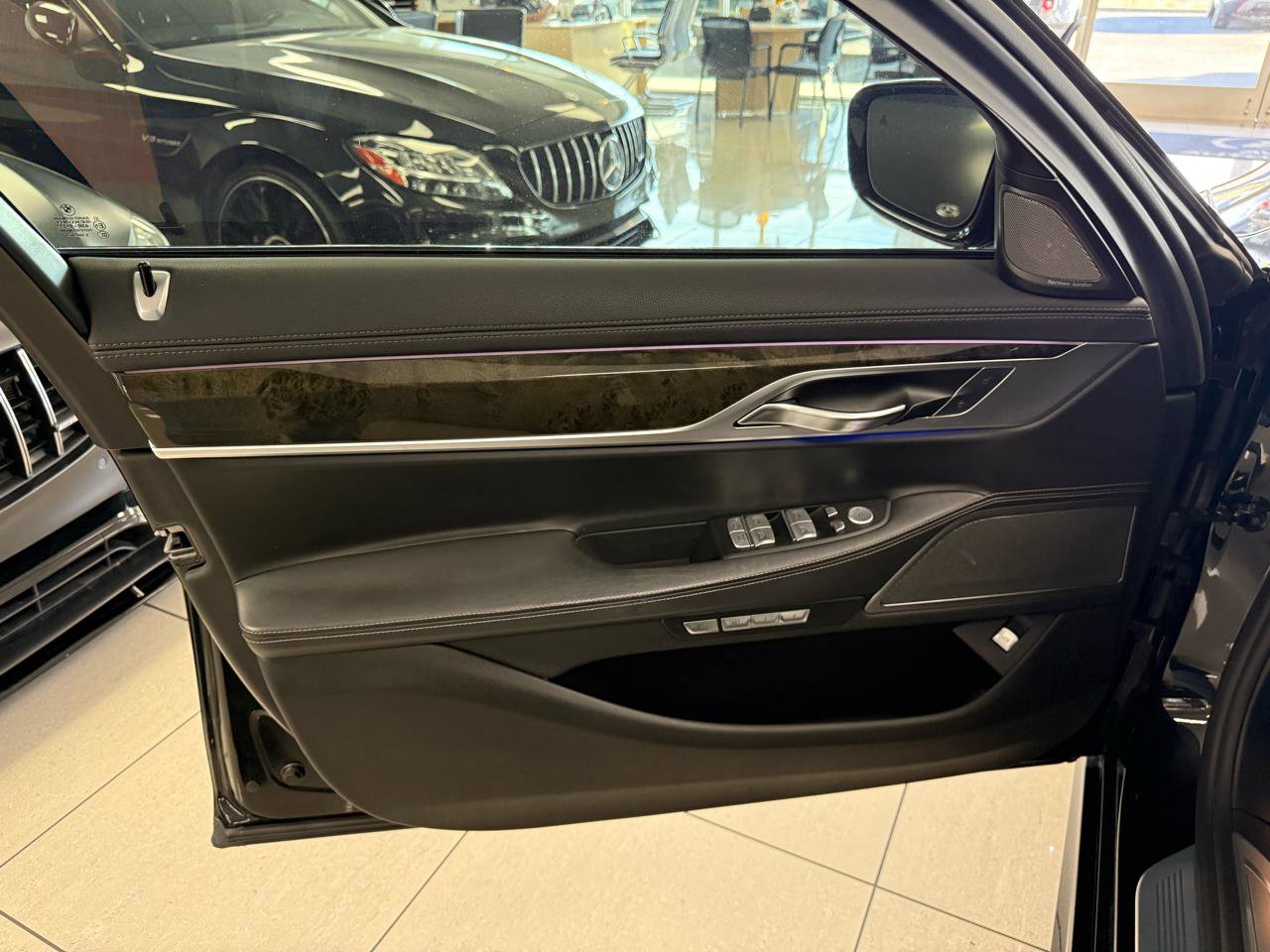 Used 2018 BMW 750i image 9