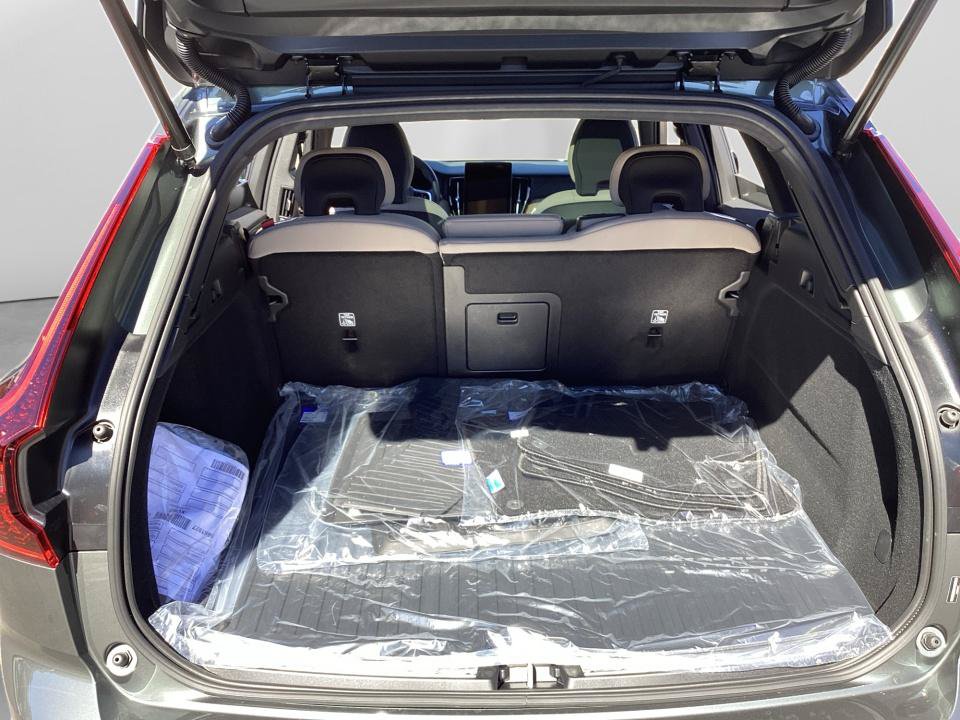 New 2027 Volvo XC60 B5 Plus AWD/4WD image 15