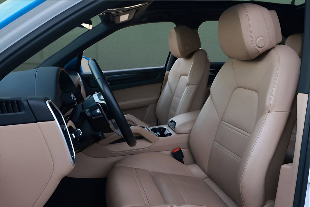 Used 2023 Porsche Cayenne image 2