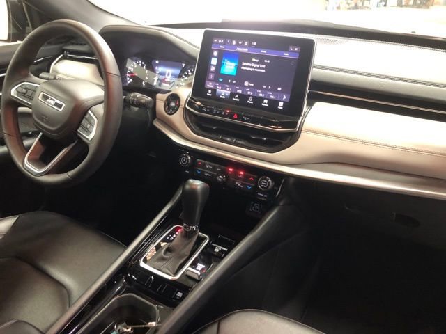 Used 2025 Jeep Compass Limited image 16