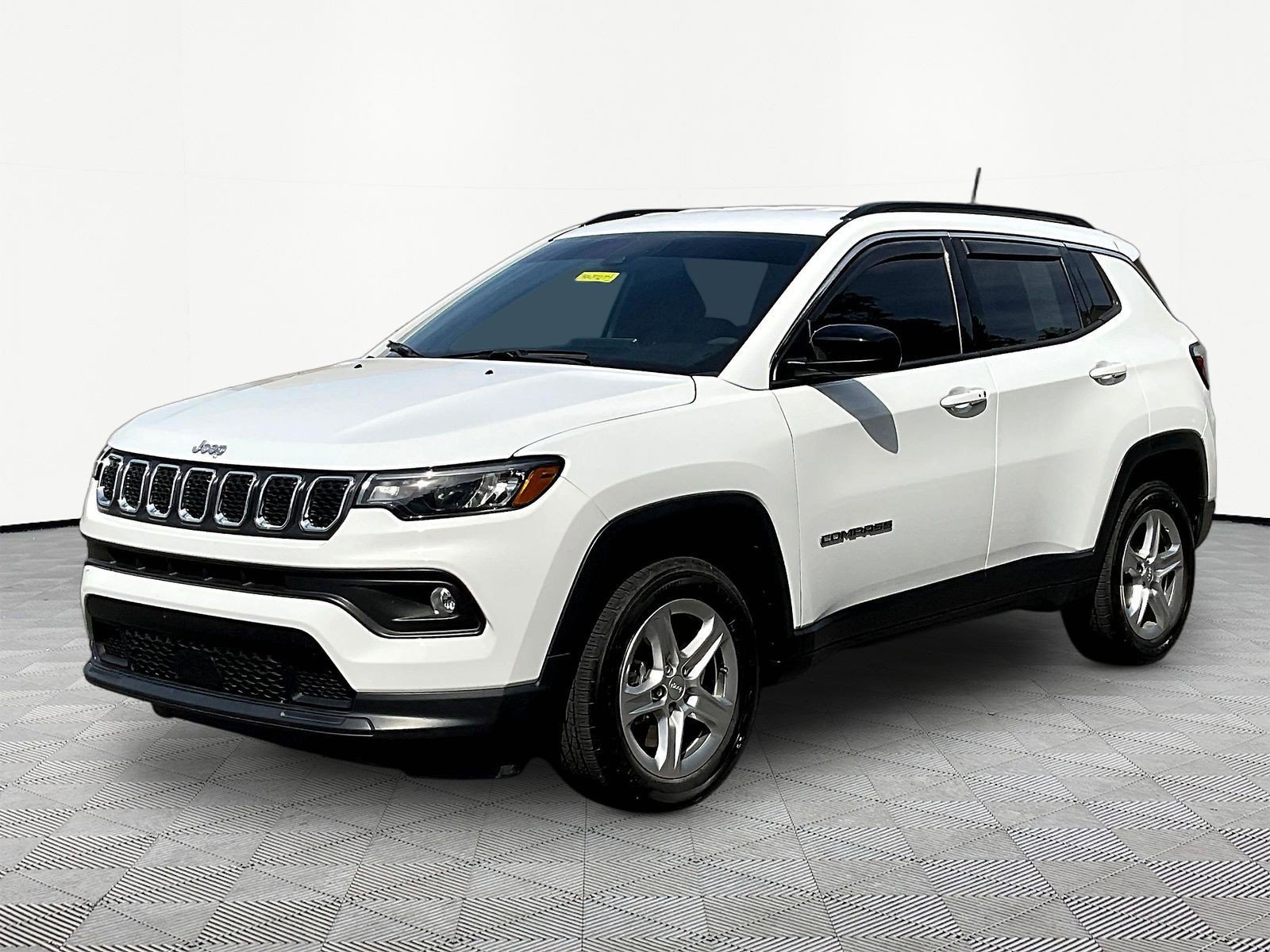 Used 2023 Jeep Compass Latitude w/ Convenience Group AWD/4WD image 1