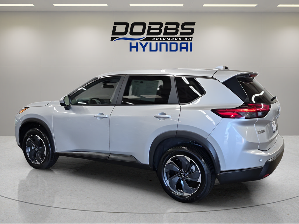 Used 2024 Nissan Rogue SV AWD/4WD image 2