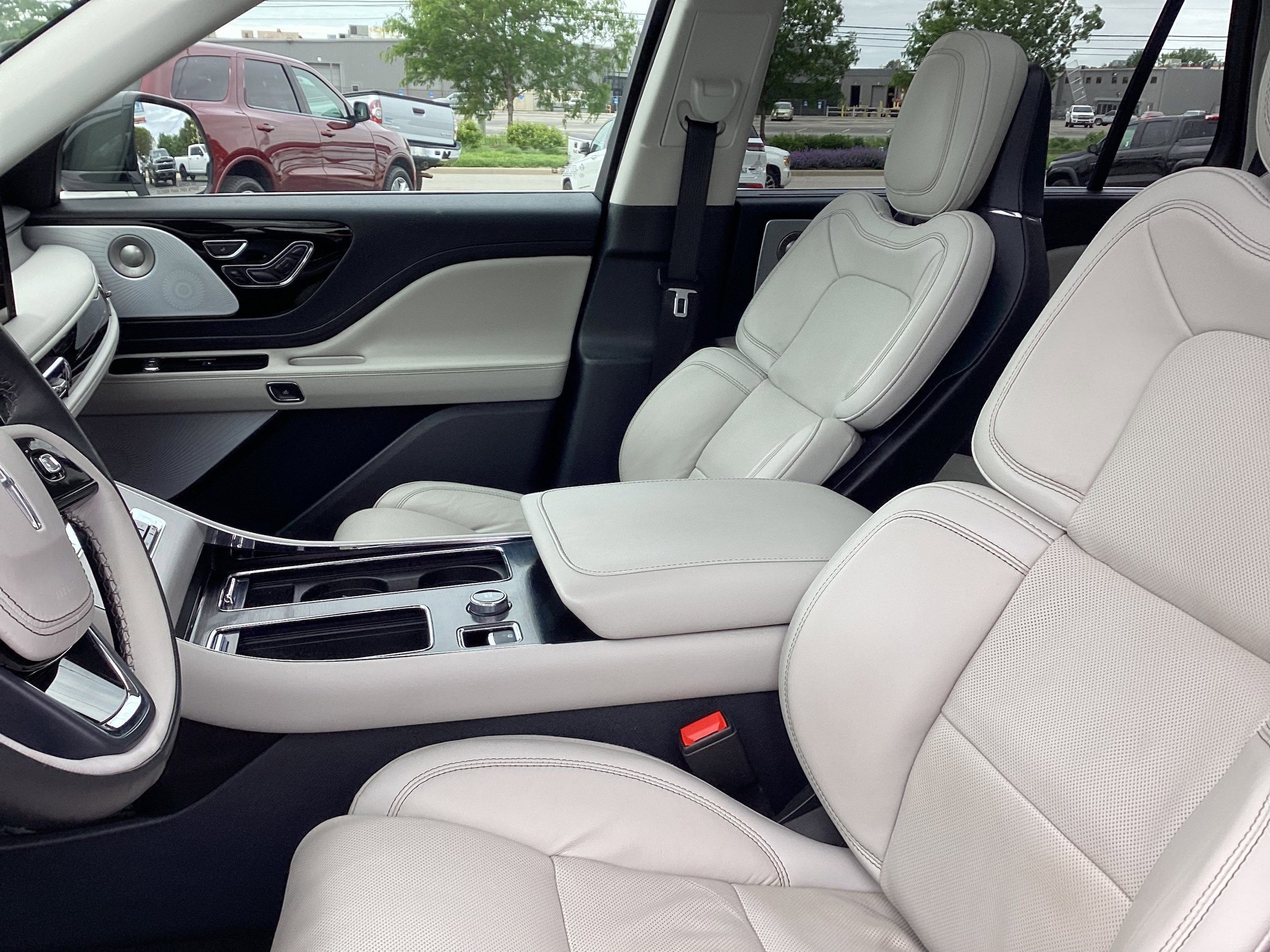 Used 2025 Lincoln Aviator Reserve w/ Luxury Package AWD/4WD image 12