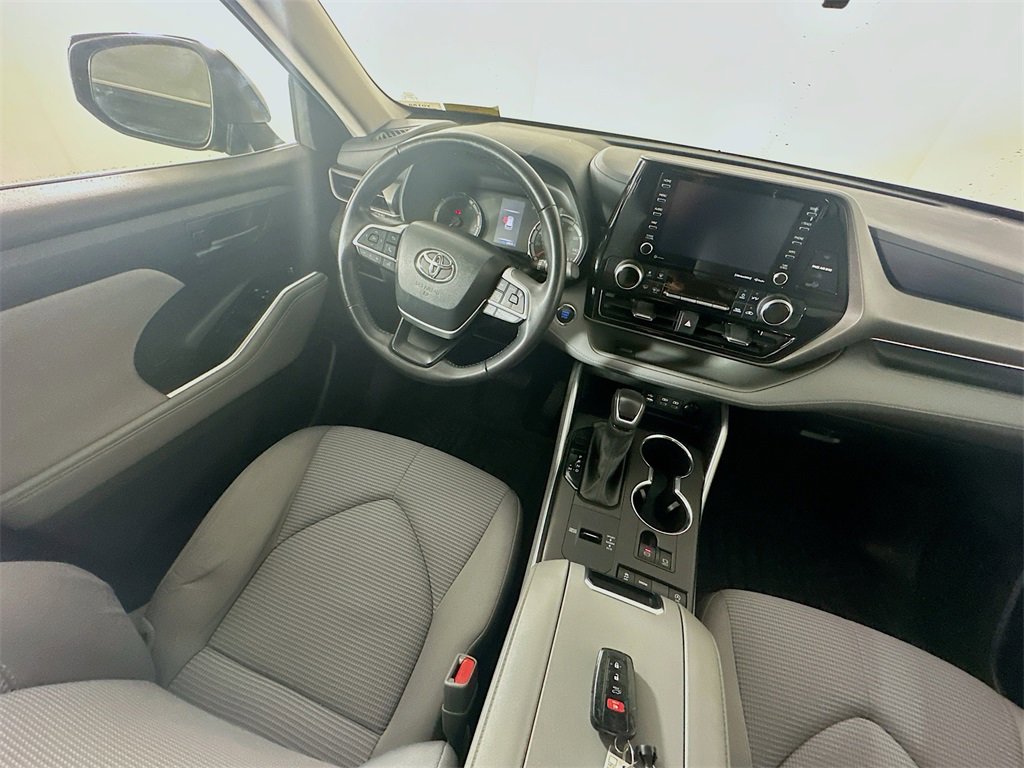 Used 2022 Toyota Highlander LE image 9