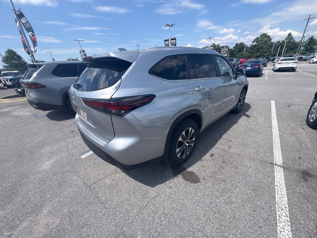 Used 2024 Toyota Highlander XLE FWD image 19