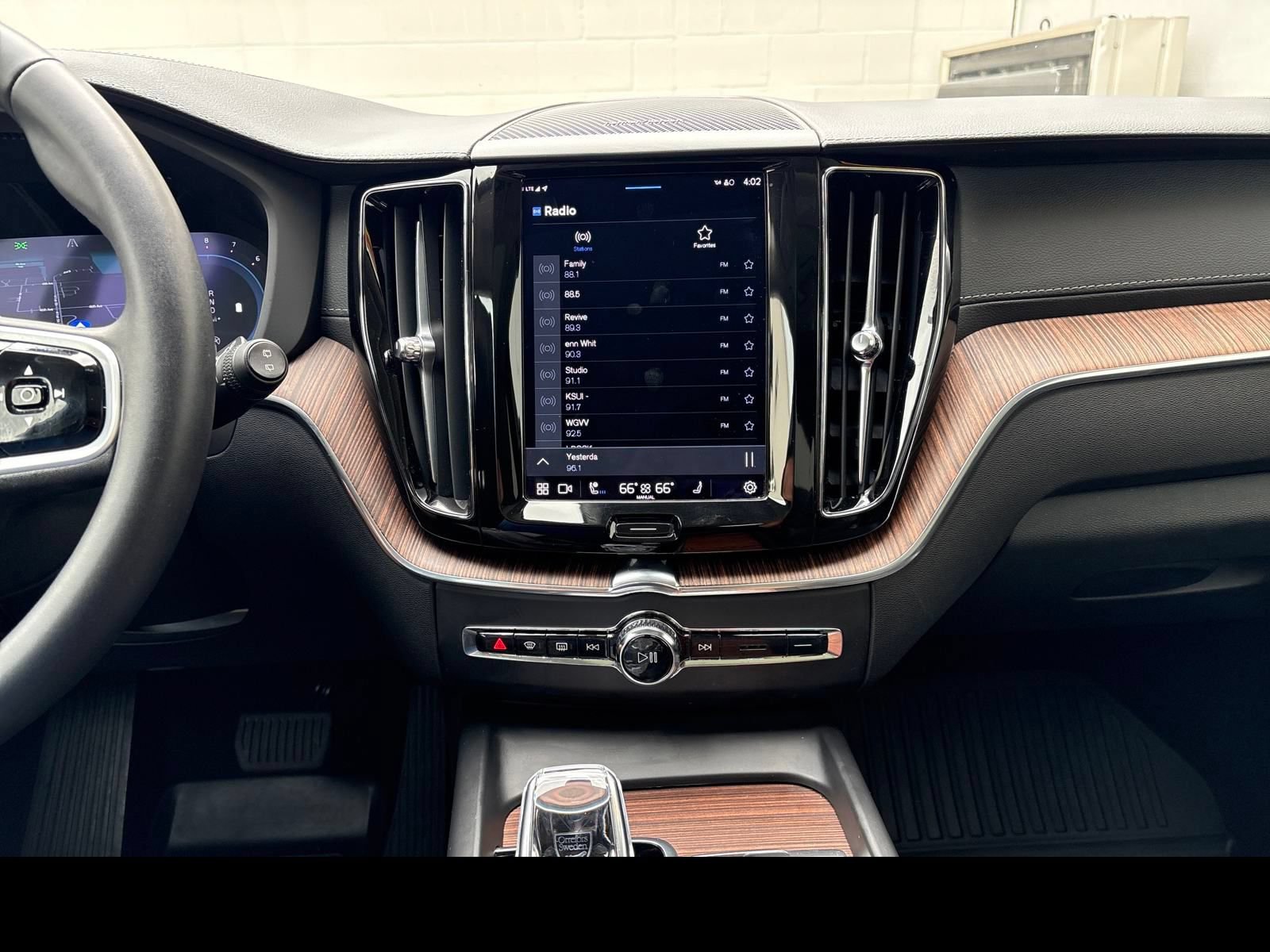 Certified 2023 Volvo XC60 B5 Ultimate w/ Climate Package AWD/4WD image 17