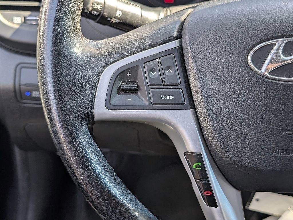 Used 2013 Hyundai Accent SE FWD image 29
