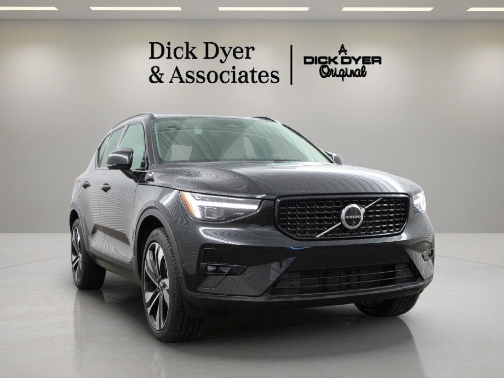 Used 2025 Volvo XC40 B5 Ultra
