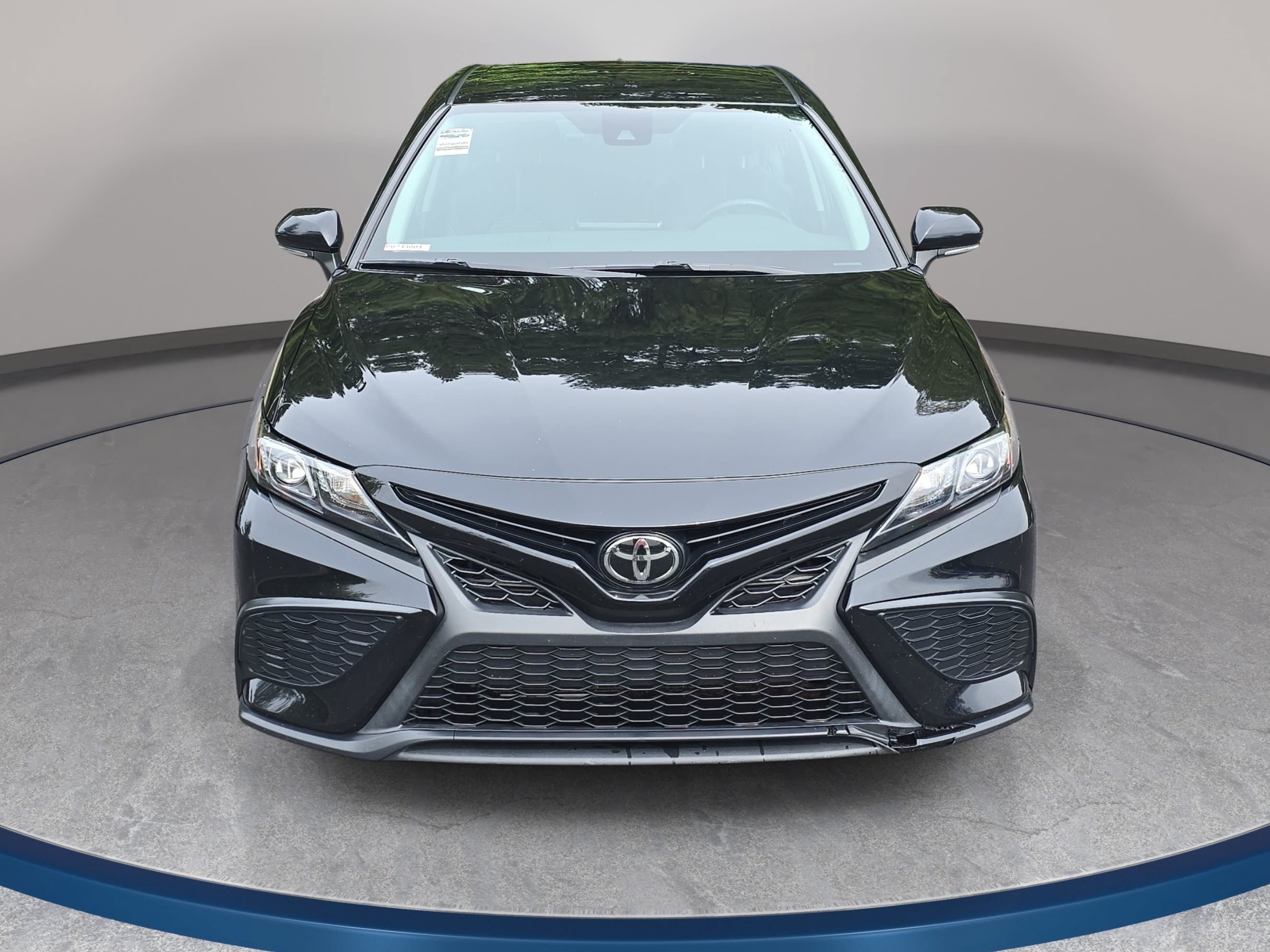 Used 2023 Toyota Camry SE FWD image 2