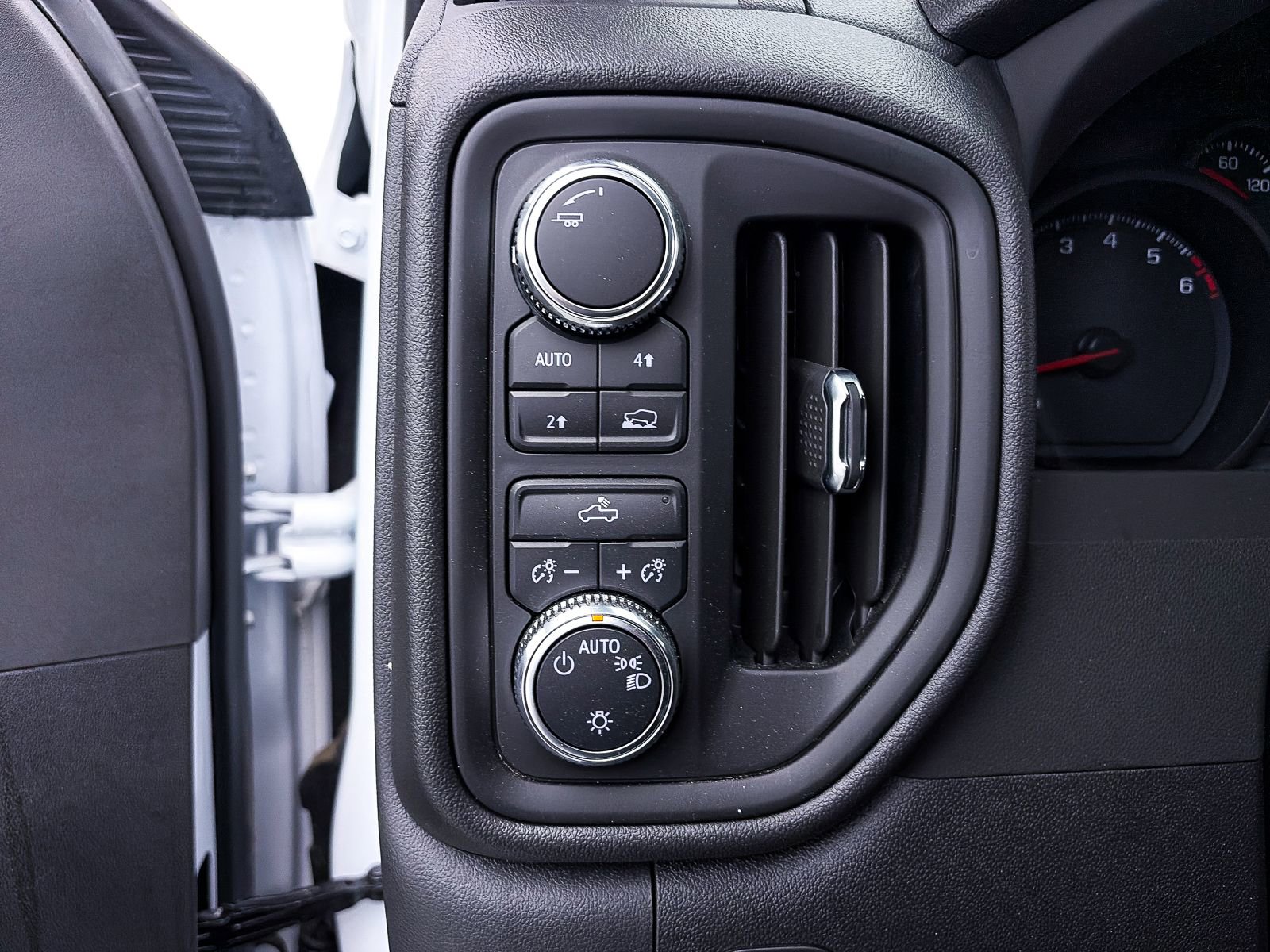 Used 2025 GMC Sierra 1500 AT4X image 3