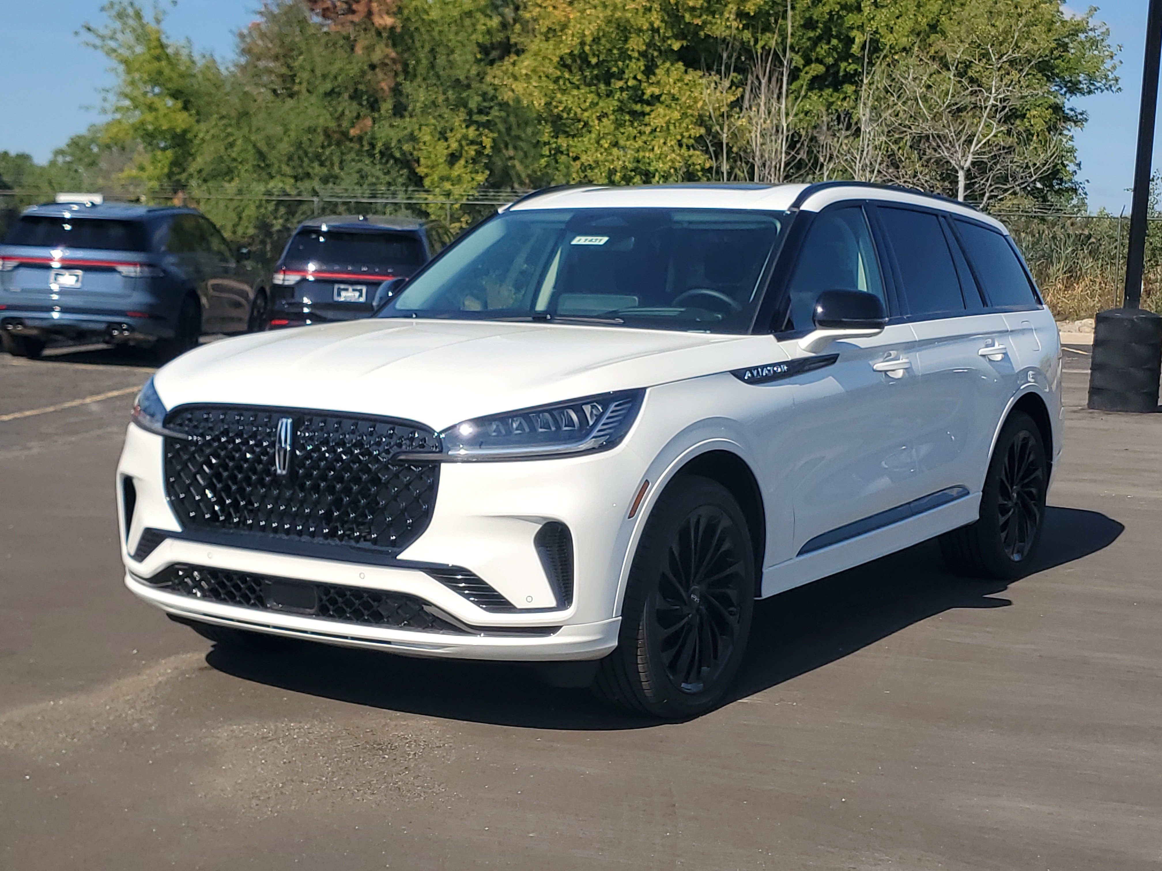 New 2026 Lincoln Aviator Reserve w/ Jet Appearance Package AWD/4WD image 2