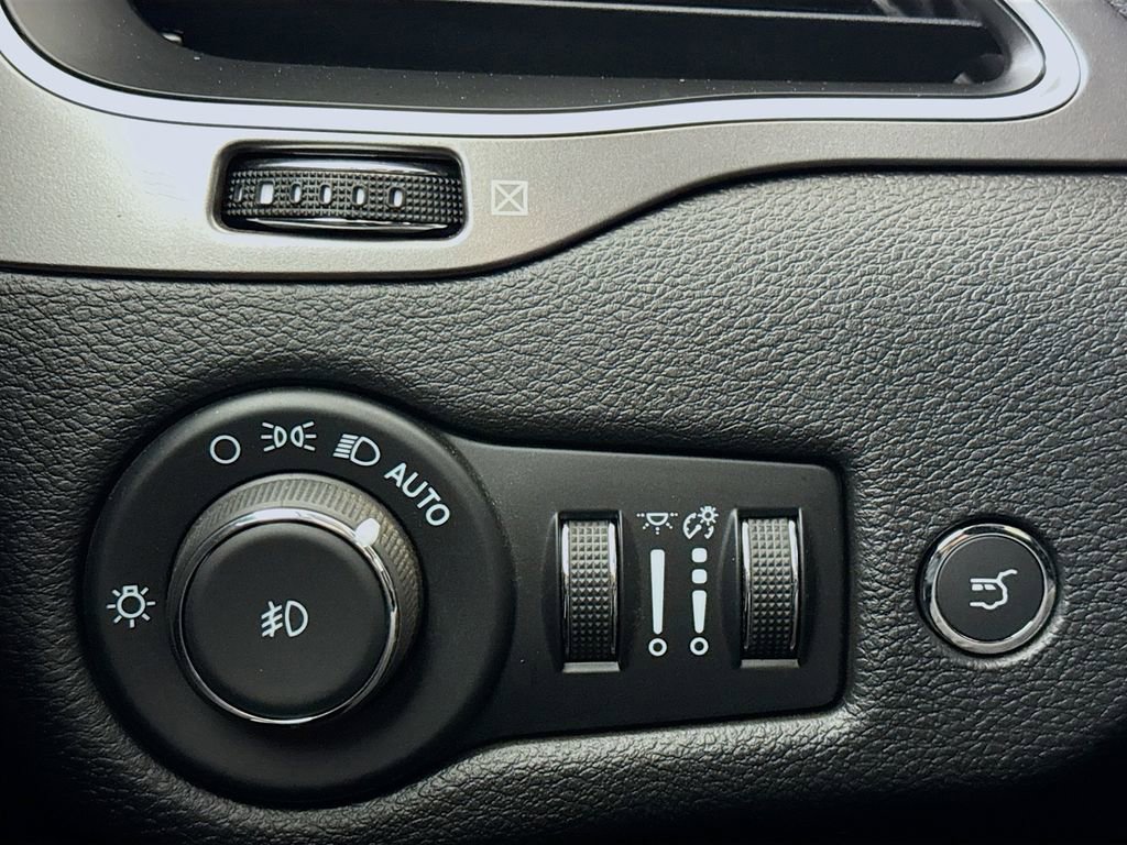 Used 2021 Jeep Cherokee Latitude Lux w/ Comfort/Convenience Group image 9