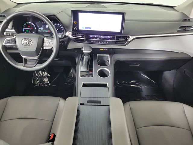 Used 2025 Toyota Sienna XLE FWD image 16
