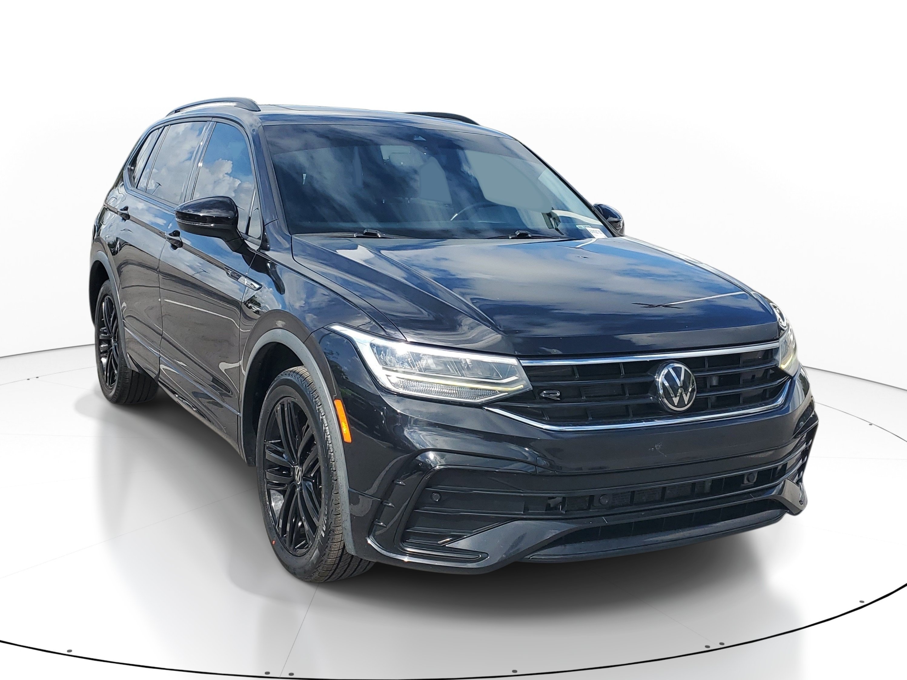 Used 2022 Volkswagen Tiguan SE R-Line FWD image 2