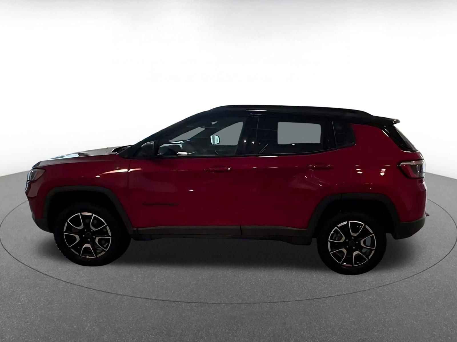 Used 2025 Jeep Compass Trailhawk AWD/4WD image 3