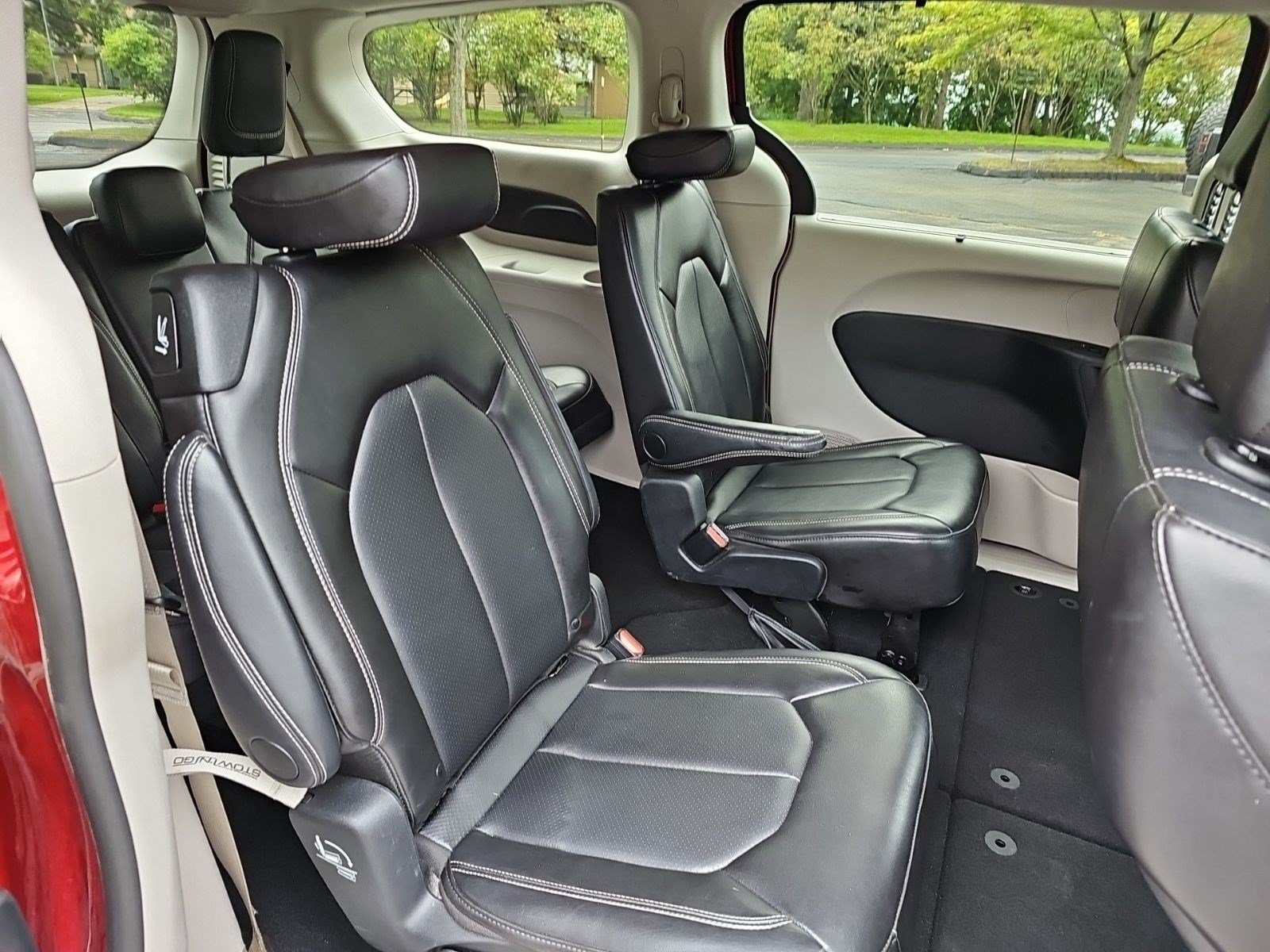 Used 2024 Chrysler Pacifica Touring-L FWD image 15