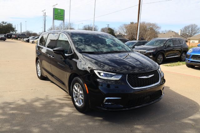 Used 2026 Chrysler Pacifica Select image 4