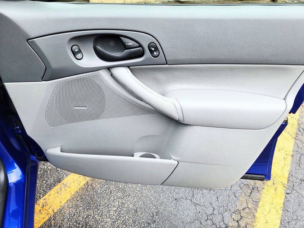 Used 2005 Ford Focus ZX4 Sedan FWD image 19