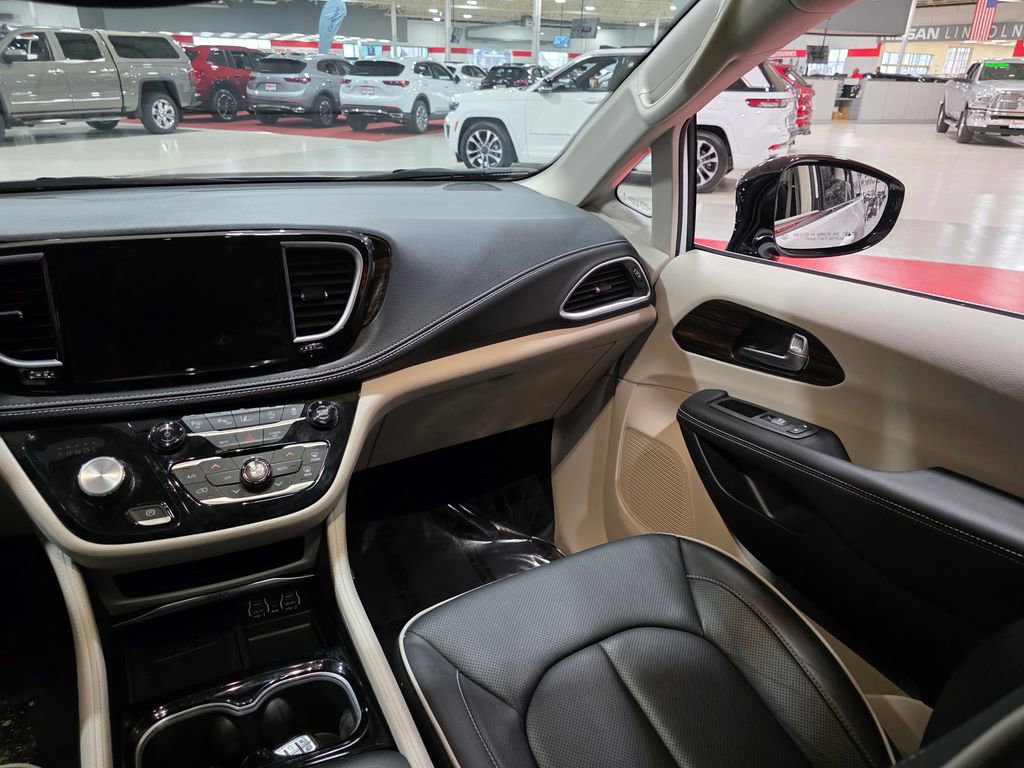 Used 2024 Chrysler Pacifica Limited image 17
