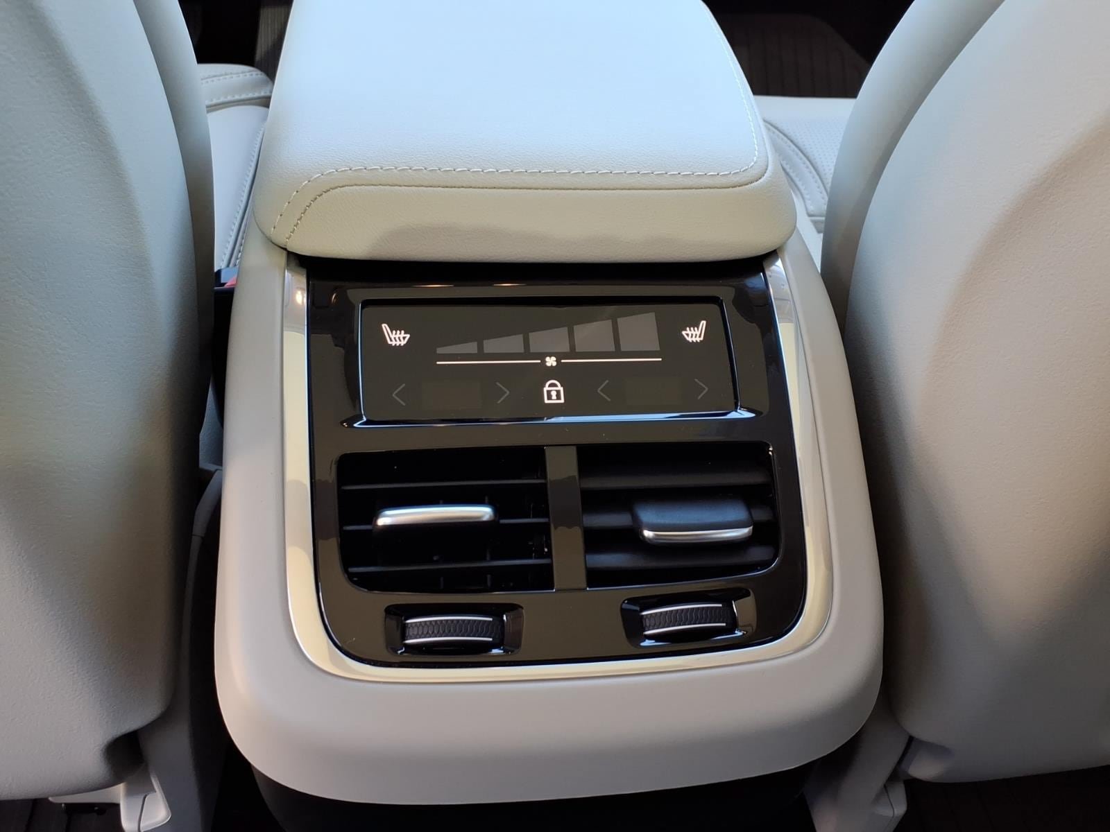 New 2027 Volvo XC60 B5 Ultra AWD/4WD image 8