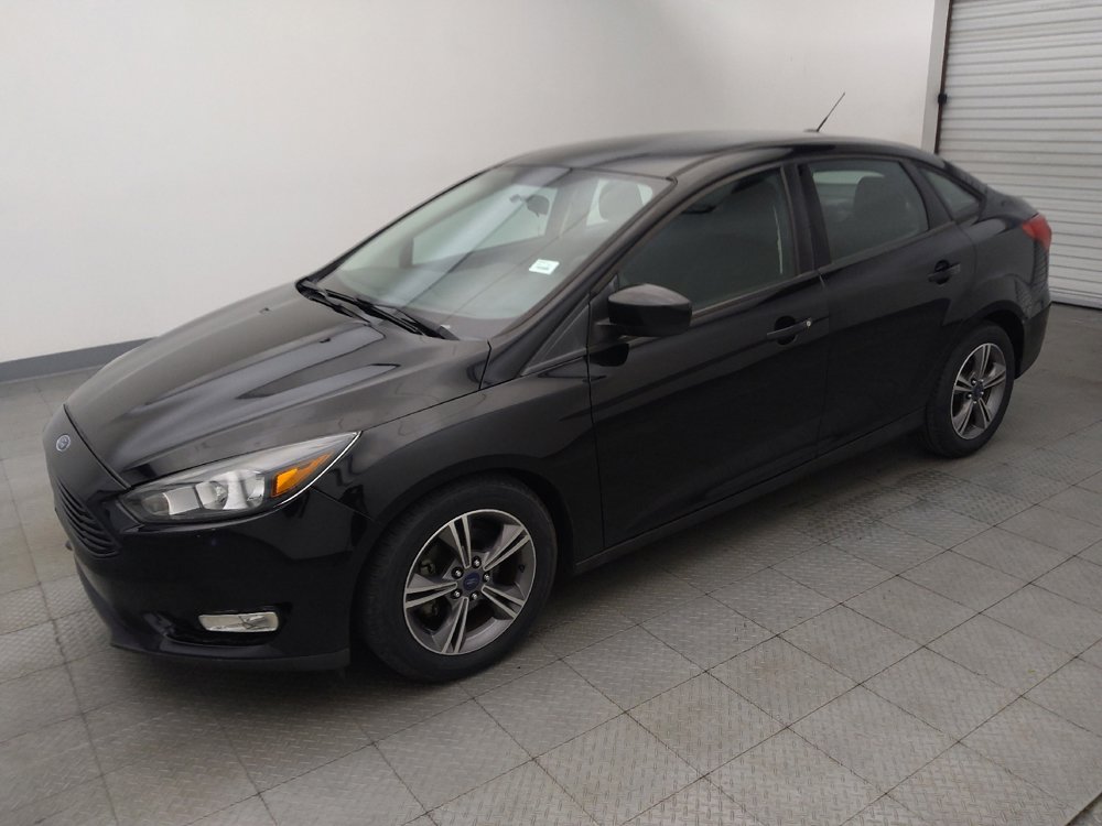 Used 2018 Ford Focus SE w/ SE Appearance Package FWD image 2