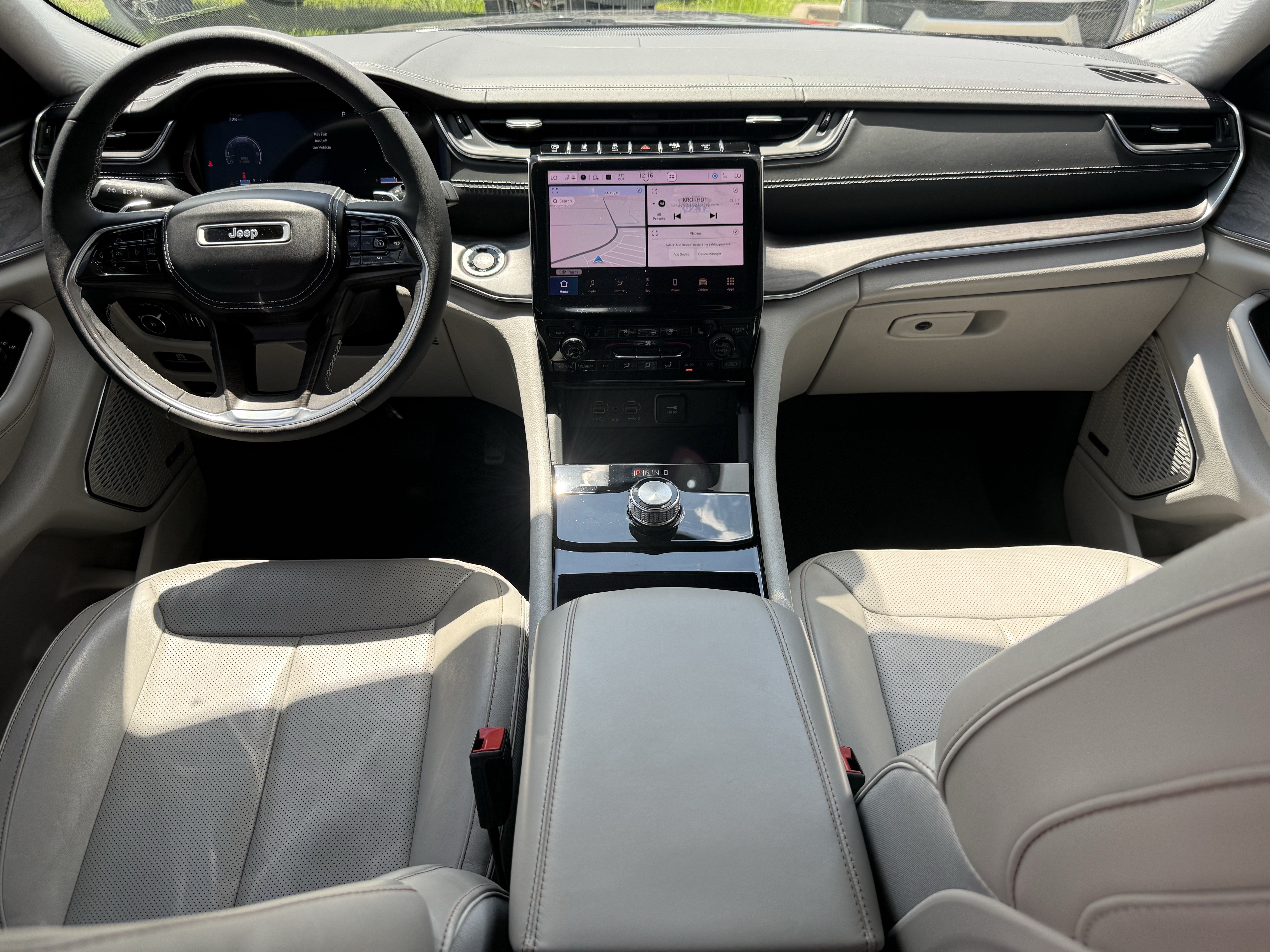 Used 2023 Jeep Grand Cherokee Overland RWD image 13