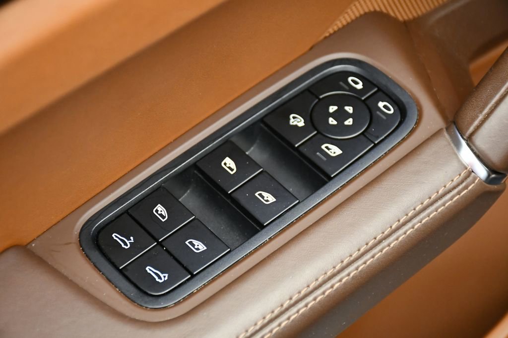 Used 2023 Porsche Cayenne Platinum Edition image 38