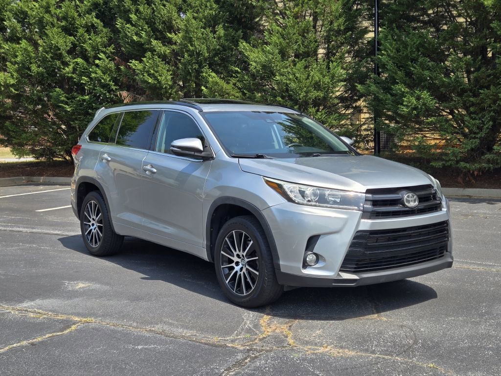 Used 2018 Toyota Highlander SE FWD image 3