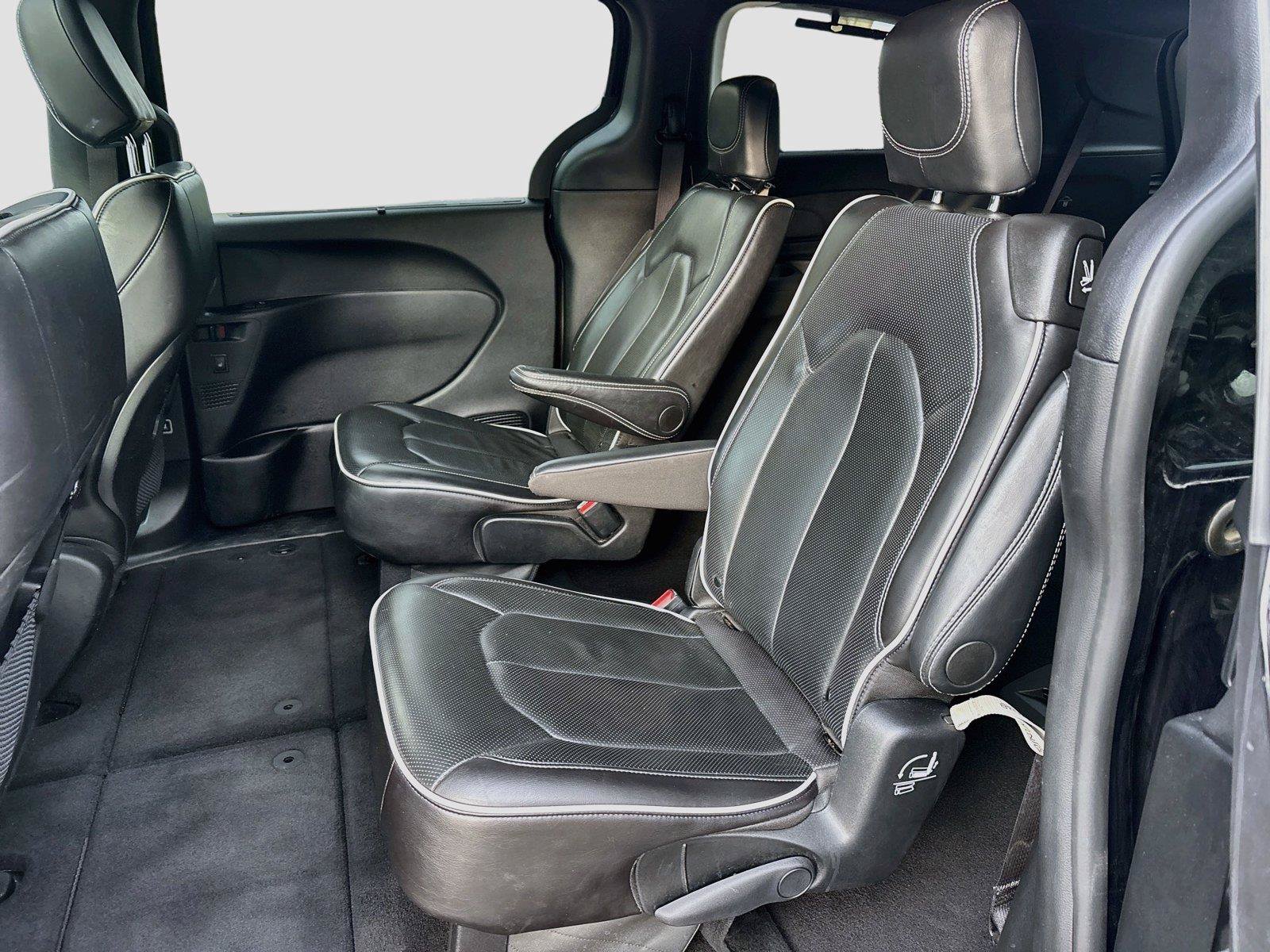 Used 2025 Chrysler Pacifica Limited FWD image 14