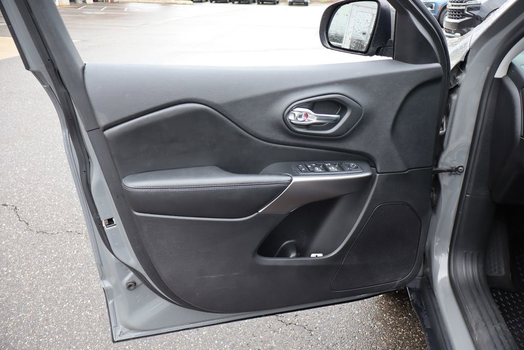 Used 2020 Jeep Cherokee Latitude Plus w/ Cold Weather Group AWD/4WD image 9