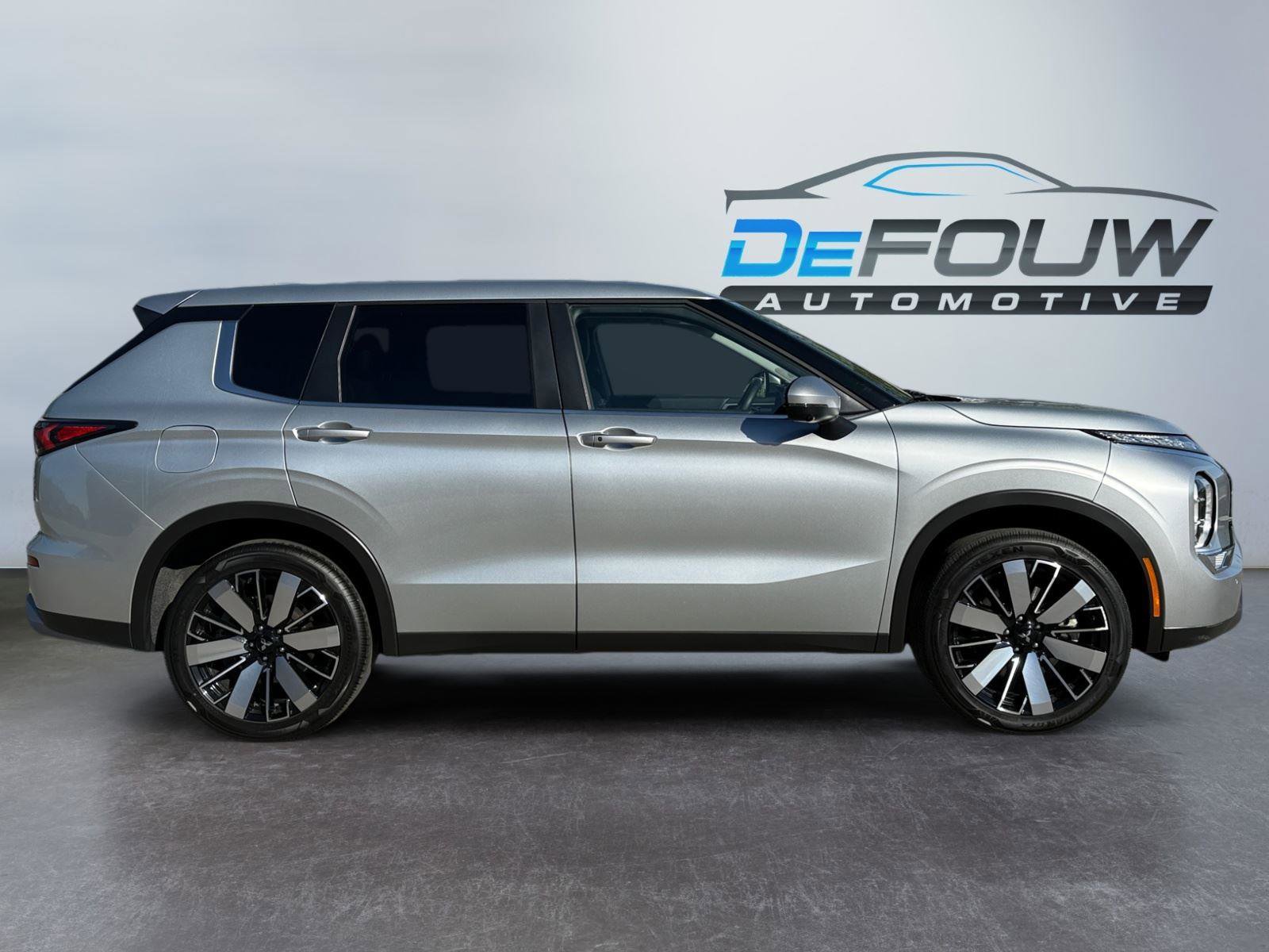 Used 2025 Mitsubishi Outlander SE FWD image 2