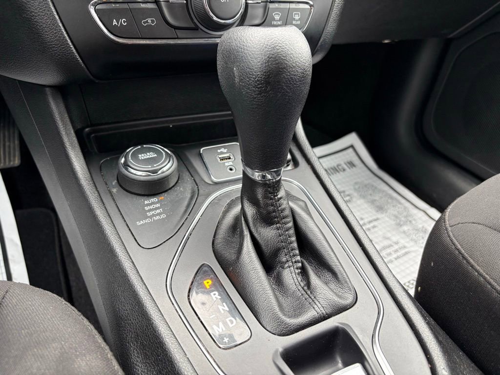 Used 2019 Jeep Cherokee Latitude w/ Popular Appearance Group image 36