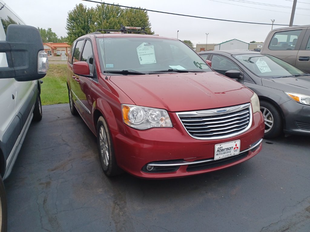 Used 2016 Chrysler Town & Country Touring FWD video 1