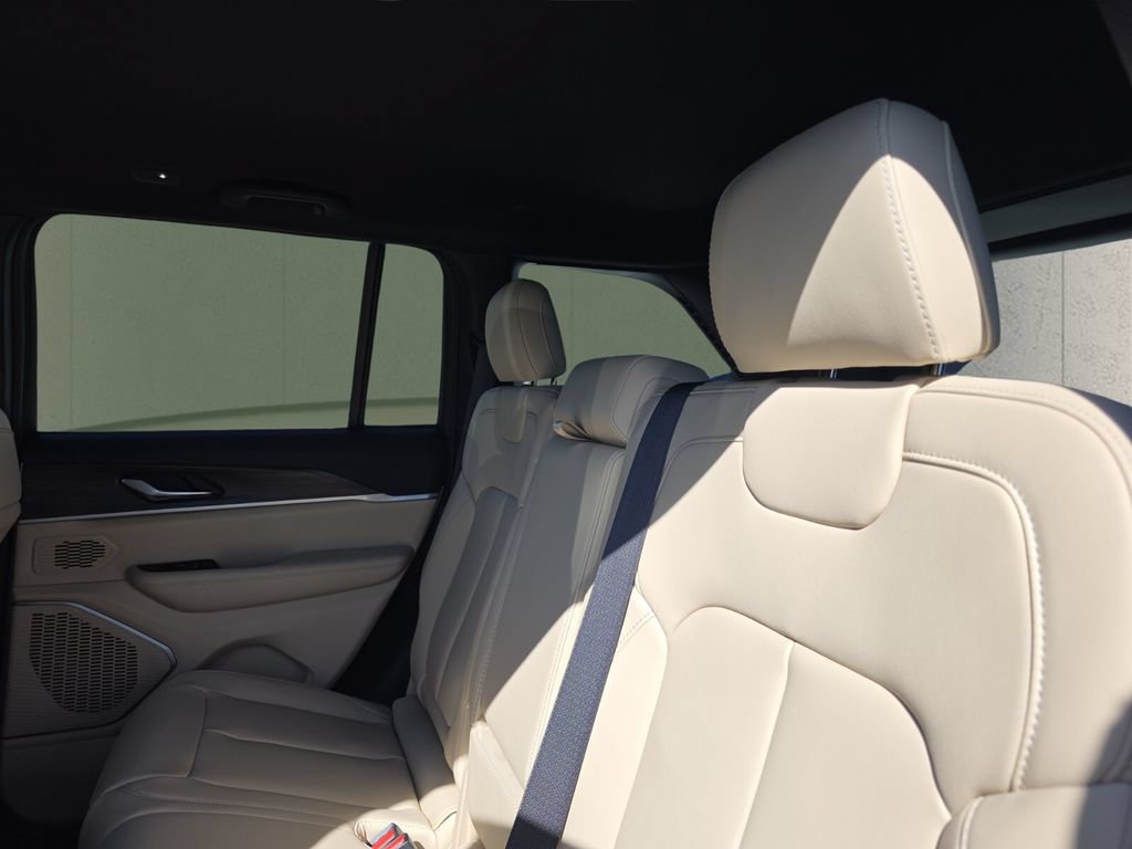 New 2026 Jeep Grand Cherokee Limited RWD image 8