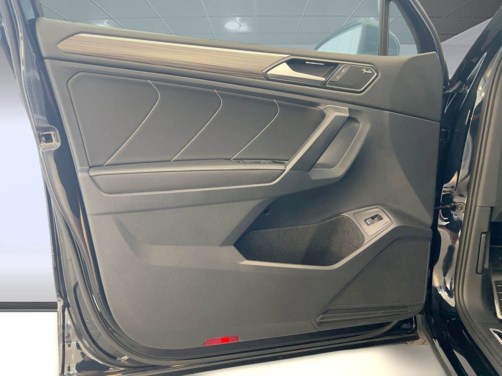 Certified 2023 Volkswagen Tiguan SEL R-Line image 22