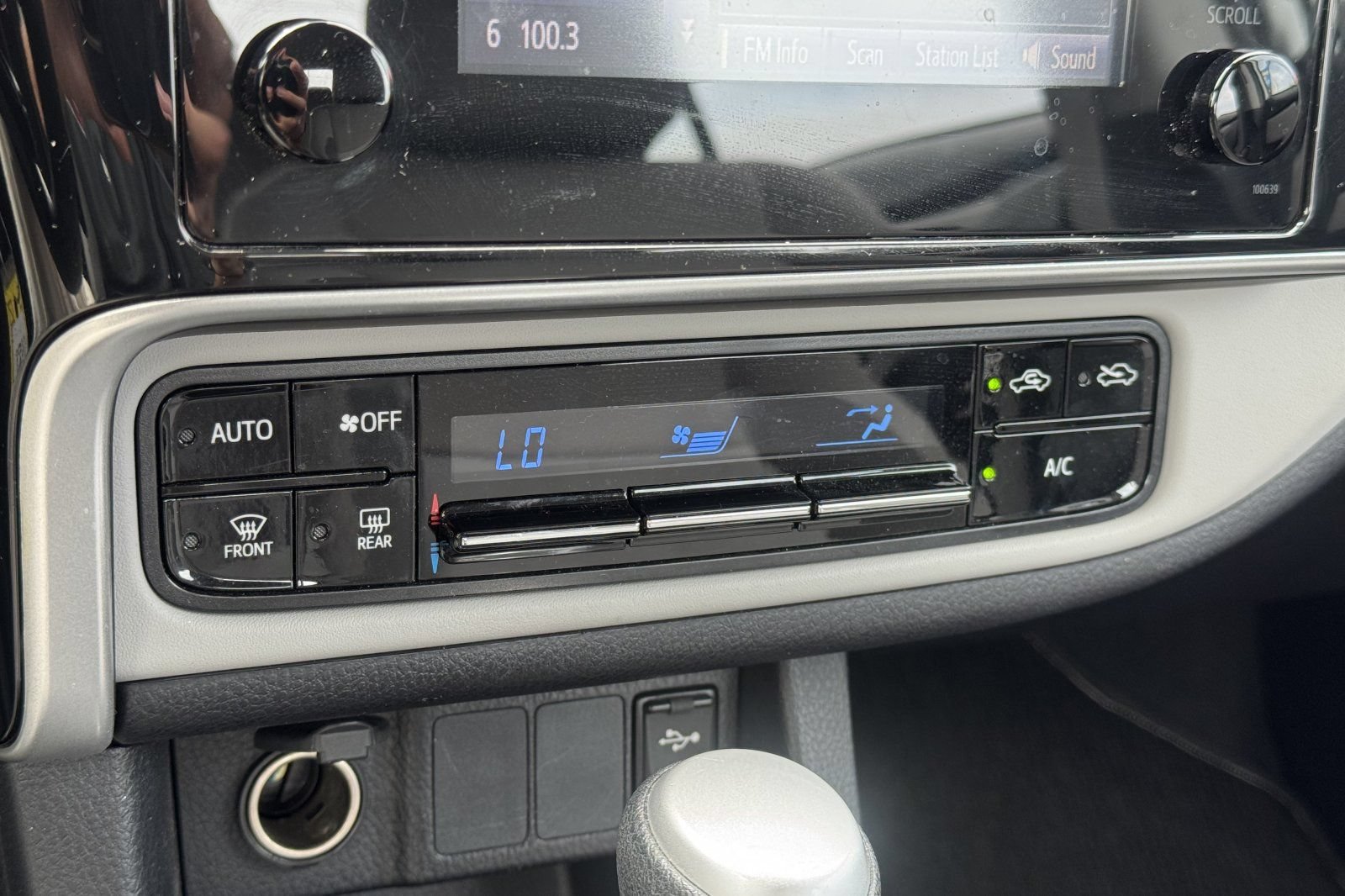 Used 2019 Toyota Corolla LE w/ Carpet Mat Package (TMS) FWD image 27