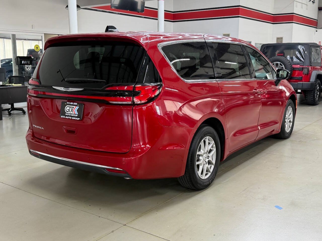 Used 2025 Chrysler Pacifica Select FWD image 2