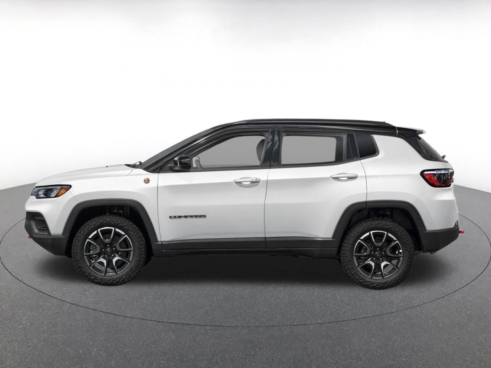 Used 2025 Jeep Compass Trailhawk AWD/4WD image 3