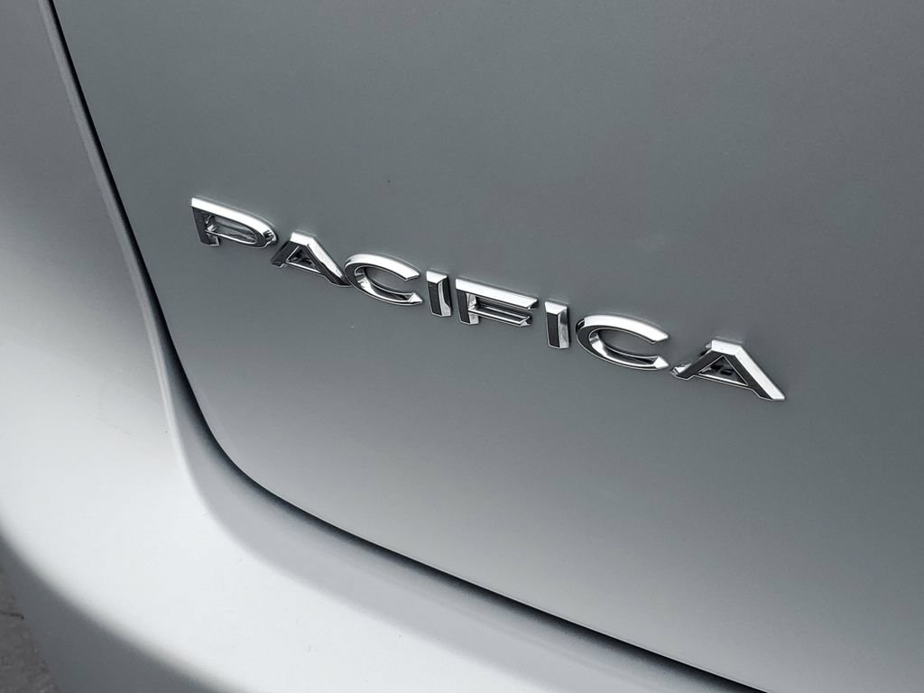 Used 2024 Chrysler Pacifica Touring-L FWD image 34