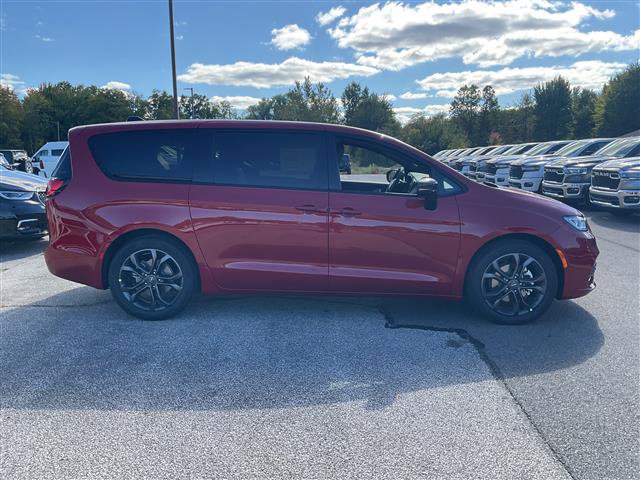 New 2026 Chrysler Pacifica Select image 4