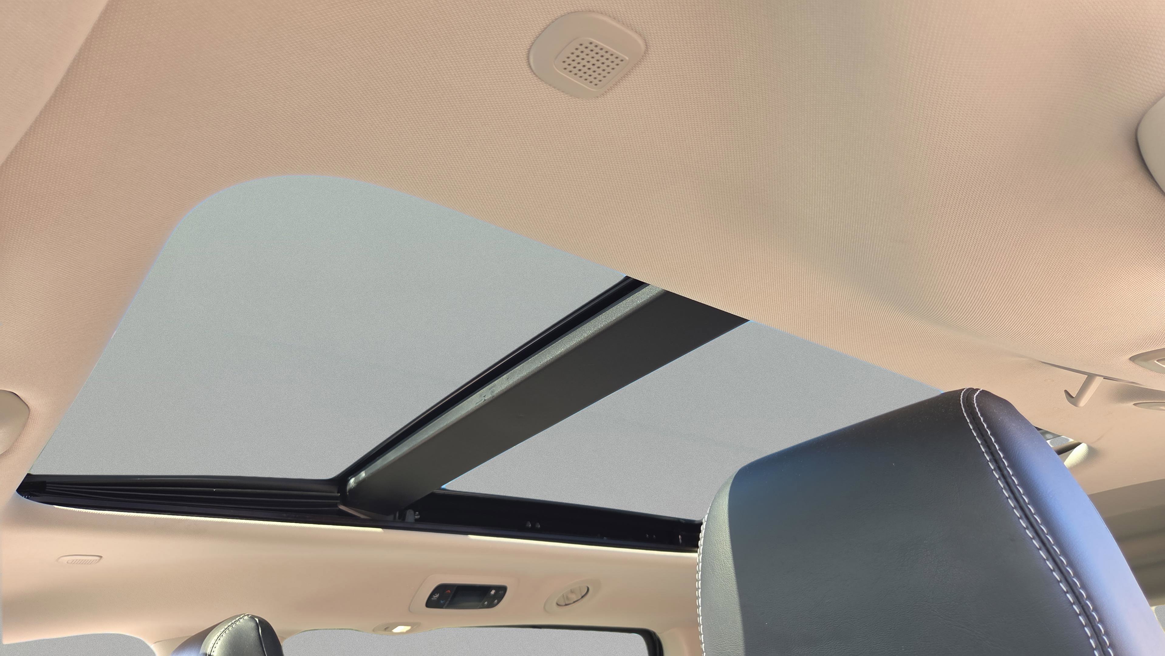 Used 2023 Chrysler Pacifica Limited w/ Uconnect Theater Family Group image 13