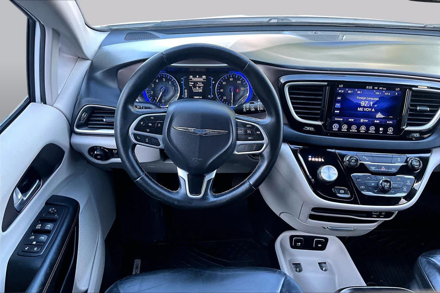 Used 2017 Chrysler Pacifica Touring-L FWD image 6