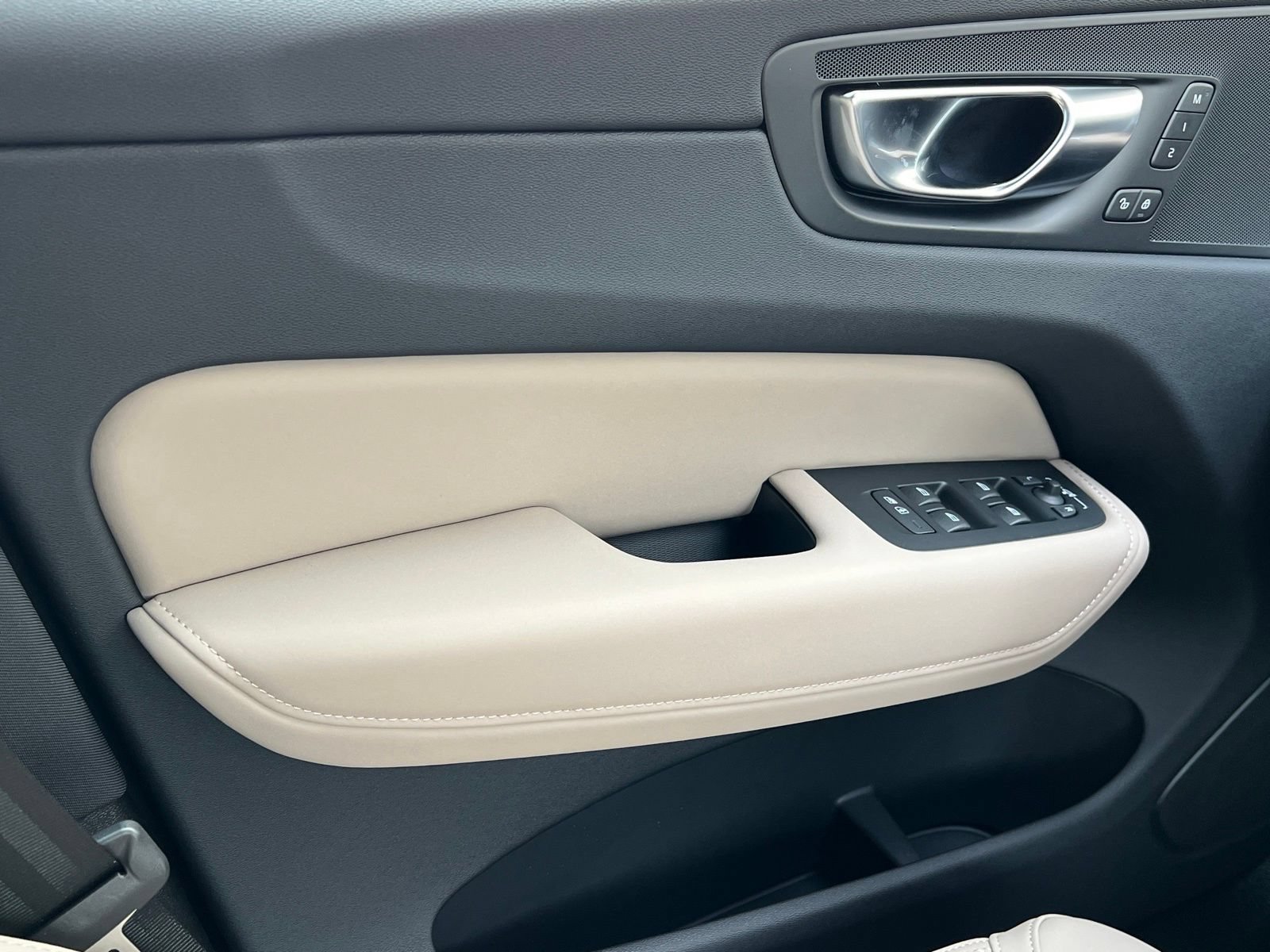 New 2026 Volvo XC60 B5 Plus w/ Protection Package Premier AWD/4WD image 32