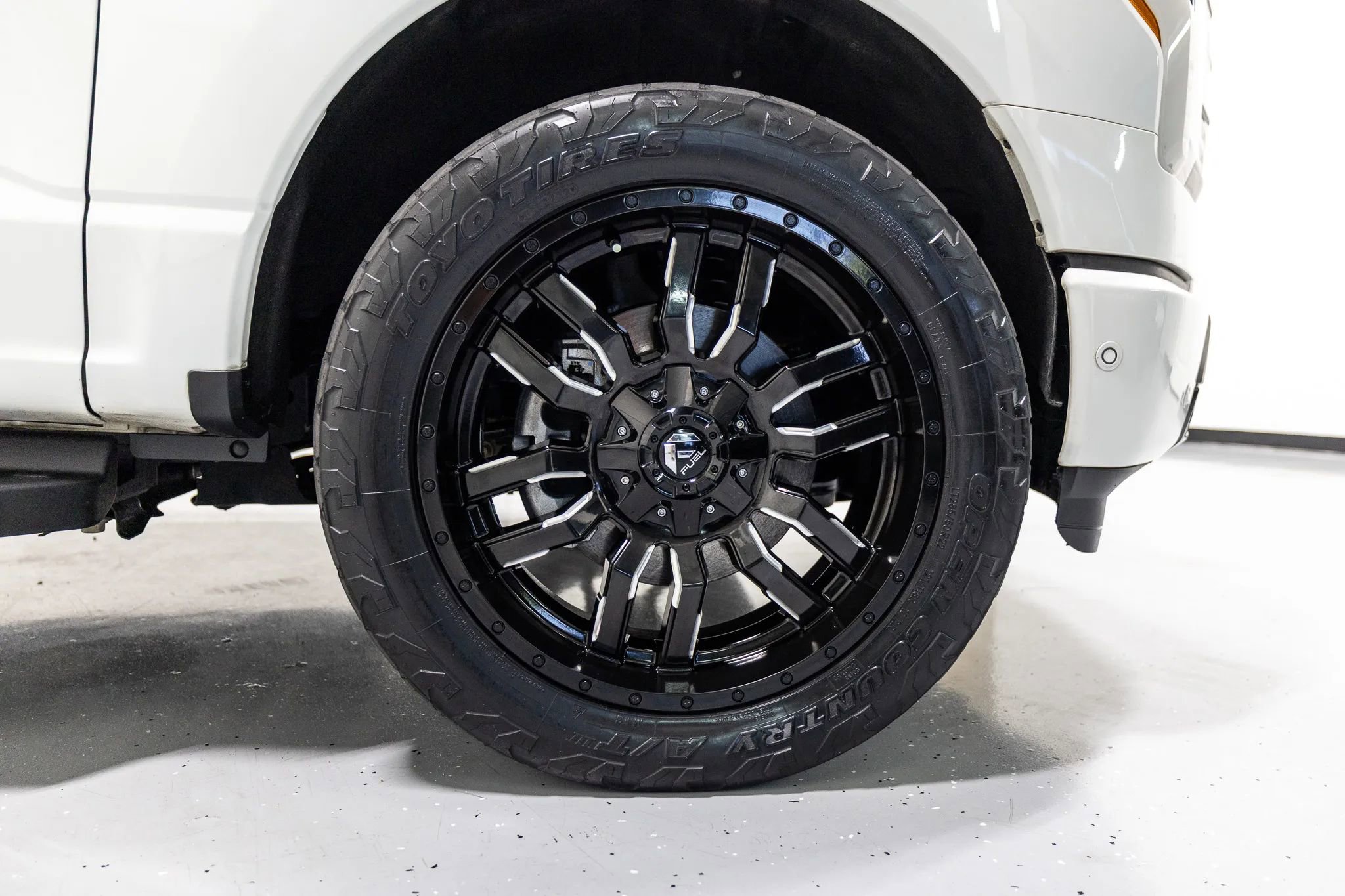 Used 2023 Ford F150 Lightning Platinum AWD/4WD image 29