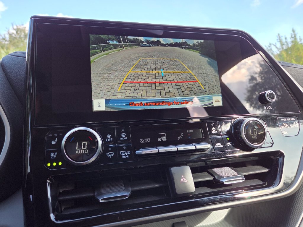 Used 2025 Toyota Highlander Limited AWD/4WD image 35
