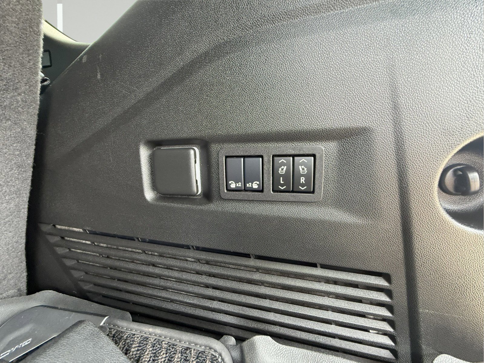 Certified 2024 GMC Yukon Denali Ultimate image 38