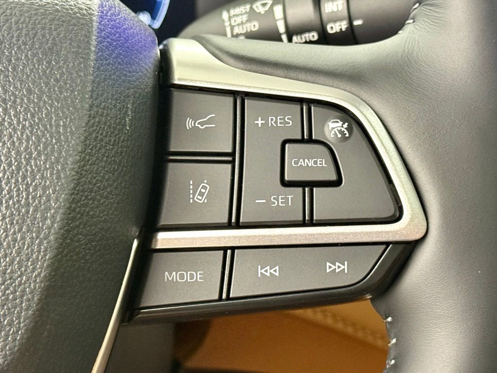 Used 2026 Toyota Highlander Platinum AWD/4WD image 28