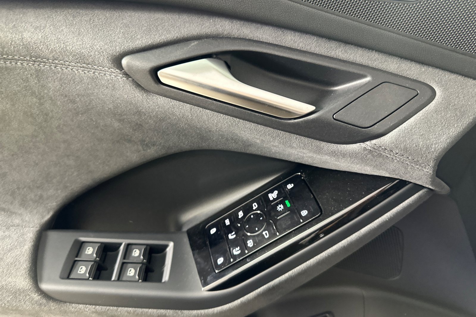 New 2027 Audi SQ6 e-tron Premium Plus AWD/4WD image 10